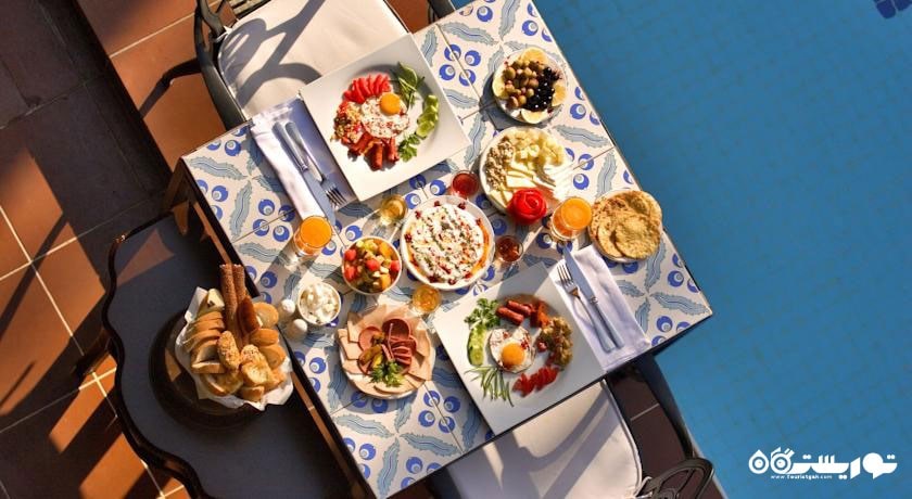 میز رستوران تراس کنار استخر